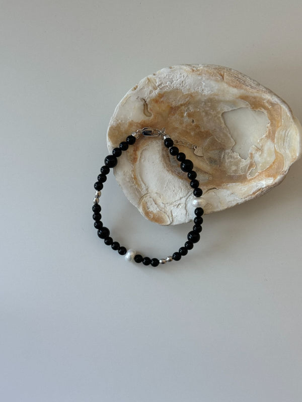 BASALT AND SEAGULL BLACK AGATE PEARL BRACELET